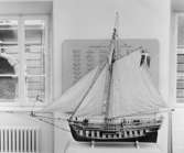 Byggd 1775 i Stralsund efter ritningar av Fredrik Henrik af
Chapman. Modellen utförd 1932 av skulptör E.Elenius.