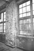 Byggnadsdetaljer: Skadad innervägg och två fönster i August Werners fabriker i Lindome. Hösten 1994.