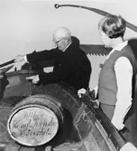 Wilhelm Wilén visar var båtens namnskylt sitter.