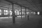 August Werners fabriker i Lindome, hösten 1994. Byggnadsdetaljer: Stor sal med pelare och fönster.