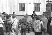 Kvarnbydagen 25 april 1993. Folksamling vid Lyktplatsen i Kvarnbyn. Gatlyktan invigdes på Kvarnbydagen.