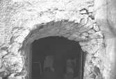 Ingång till källar med stenvalv i 