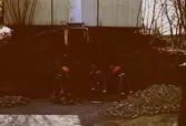 Grävarbete nedanför muren (Korndal 3) vid Lyktplatsen i Kvarnbyn, april 1993.