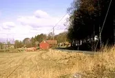 Gårdar vid Annebergsvägen i Södra Lindome by, mars 1993.