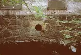 En avloppsöppning i en stengrund tillhörande före detta spinneriet Bettyholm/Carlsfors/Forsåkers fabriker 