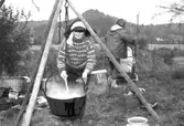 Familjesöndag vid Börjesgården, 1994-05-15. Museichef Mari-Louise Olsson kokar soppa över öppen eld.
