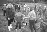 Familjesöndag vid Börjesgården, 1994-05-15. Museichef Mari-Louise Olsson lämnar en skål till en pojke och hans mor.