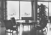 Mölndals stadshus, mars 1988. Ovalt bord med stolar.