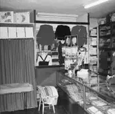 Interiör i Åkerströms manufakturaffär på Sörgårdsgatan 2 i Krokslätt. Okänt årtal.