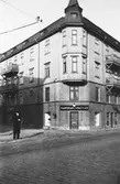 En manufakturaffär på Sörgårdsgatan 2 i Krokslätt, 1930-tal. På den stensatta gatan ser man spårvagnsspår.