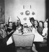 Julkalas hos Christer och Göran Andersson i Torrekulla 1948.
Från vänster sitter Göran Andersson, Eva Pettersson (gift Kempe), Agneta, Mona Henberg, Margit Söderhammar, Gunilla Lagreström, ? och Christer Andersson. Längst fram sitter Dan Bernhardsson.