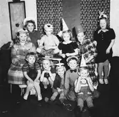 Julkalas hos Christer och Göran Andersson i Torrekulla 1948.
Från vänster sitter: ?, Agneta, Göran Andersson, Eva Pettersson (gift Kempe), Margit Söderhammar, Mona Henberg.
Längst fram: Dan Bernhardsson, Gunilla Lagreström, Britt-Marie Larsson, ? och Christer Andersson.