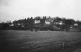 Torrekulla bostadsområde i Kållered, 1949. Vy från Alveredsdalen mot Torrekulla. Åkermarken hörde till bönderna i Alvered.