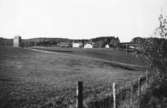 Stretered år 1951. Kortet är taget nedifrån Tulebosjön, upp emot transformatorstationen och de två personalbostäderna. 
Det högra bostadshuset stod färdigbyggt 1921. Lilla huset längst till höger är en tillhörande vedbod.
Det vänstra av de tre husen är 