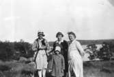 Nora Krantz står till höger och hon har besök av vänner i Stretered, 1920-tal.
I mitten står Olga Pamp, övriga är okända.
Tulebosjön ses i bakgrunden. Nora var mormor till givaren.