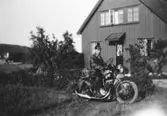 Östen Krantz med sin BSA-motorcykel, 1920-tal i Stretered. Huset i bakgrunden var personalbostaden där Östen bodde. 