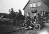 Östen Krantz med sin BSA-motorcykel, 1920-tal i Stretered. Huset i bakgrunden var personalbostaden där Östen bodde. 