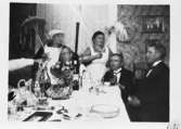 Familjen Pamp har ordnat kalas för sina vänner i Stretered år 1923. Från vänster: Olga Pamp, hennes make, Nora Krantz, Carl Krantz och Bruno Bengtsson.
Nora och Carl Krantz är mormor och morfar till givaren.