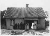 Boningshuset där familjen Westerberg bor på Dyngö (Fjällbacka), 1910-tal. Femte person från vänster är Hilma Westerberg (mormors mor till givaren).