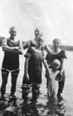 Badklädda personer står i Tulebosjön, 1920-tal.