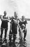 Badklädda personer står i Tulebosjön, 1920-tal.