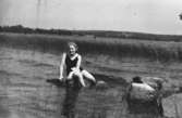 Rosa Krantz (gift Pettersson) badar i Tulebosjön vid Stretered, 1922-25. Rosa var mamma till givaren.