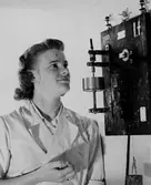 En kvinnlig laborant mäter syratal och viskositet, år 1943-1946 på SOAB-Svenska Oljeslageri AB, Kvarnbygatan i Mölndal.