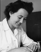 Laborant Inger Classon, år 1943-1946 på SOAB-Svenska Oljeslageri AB, Kvarnbygatan i Mölndal.