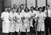 Laboranter vid SOAB-Svenska Oljeslageri AB, Kvarnbygatan i Mölndal, år 1943-1946. Längst till höger står Knut Carlfrid, arbetsledare på F-fabriken (Kvarnbygatan 8A),