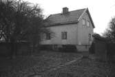 Ett bostadshus, Åby 1:10, från väster, 1996-01-16.