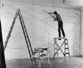 Blivande U.P.U.-rummet på 2 trappor (f.d. rum 4). Konstnären Lennart Rodhe skisserar upp sin väggmålning 