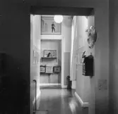 Historiska samlingarna i passagen mellan rum 5 och 6, på 2 tr. (med
fönster åt gården). I fonden föremål rörande 