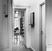 Passage mellan överpostexpeditör-ens rum och biblioteket, på 2 tr.
Till vänster dörr till toaletten. I fonden biblioteket med fönster åt
Lilla Nygatan.