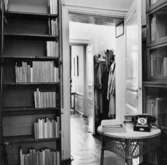 Passage mellan överpostexpeditör-ens rum och biblioteket på 2 tr.
Passagen och överpostexpeditörens rum sedda från biblioteket.