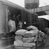 Hallandsbolagets ångare Gladan avgår med 55 ton, eller ungefär 8000
gåvopaket, från Trelleborg till Lübeck. Maximivikten var efter 16.8
10 kg.