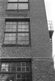 Werners fabriker i Annestorp, Lindome, hösten 1994. Byggnadsdetaljer: Fönster.