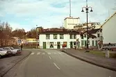 Kafé Kråkan (Götaforsliden 1-7, Kvarnfallet 26) vid forsen och Forsebron cirka 1987. I bakgrunden ses Soabs silotorn. Till höger ligger Lyktplatsen.