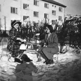 Lärarna på Krokslätts daghem fikar, 1948 - 1951.

I bakgrunden ses bostadshuset Dalhemsgatan 10 - 12.