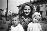 Håkan Carlsson, praktikant Margit Emilsson (gift Wannerberg -52) och en flicka på Krokslätts daghem under Margits praktik som biträde: 1945-10-01 - 1946-08-01.
