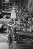 En maskin för papperstillverkning.
Bilden ingår i serie från produktion och interiör på pappersindustrin Papyrus, 1980-tal.