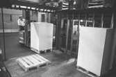 Truckförare med pappersbalar.
Bilden ingår i serie från produktion och interiör på pappersindustrin Papyrus, 1980-tal.