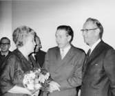 Fru Elvy Eriksson-Nowacki omgiven av fr.v. Lennart Lundberg,
Zackéus Karlsand, Per Pååg och Stig Granström.