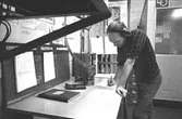 Denny Andersson i arbete.
Bilden ingår i serie från produktion och interiör på pappersindustrin Papyrus, 1980-tal.