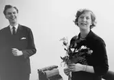 Maja Ehrenstråle har emottagit blommorna av sin chef byrådirektör
Egon Jonsson.