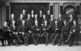 Övre raden fr v:Carlstedt, Silvander, okänd, Broqvist. Mellersta
raden fr v: Hellner, Ossian Carlsson, okänd, Molander, Lars Carlsson,
okänd, Grahn, Andersson. Nedersta raden fr v: T. Fischer, okänd,
okänd, Hugo Renvall, okänd, Ernst Brandberg, Gunnar Lager, okänd.