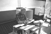 Gotthard Olsson i arbete på pappersfabriken, 1980-tal.
Bilden ingår i serie från produktion och interiör på pappersindustrin Papyrus.