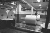 Pappersbalar, 1980-tal.
Bilden ingår i serie från produktion och interiör på pappersindustrin Papyrus.