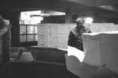 Erik Rotgren i arbete med massabalar på våning 5 i 
Byggnad 6, 1980-tal. Bilden ingår i serie från produktion och interiör på pappersindustrin Papyrus.