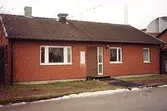 En röd tegelvilla i Åbro industriområde på Kråketorpsgatan/Pepparedsleden 1, Tingshuset 4, Östra Balltorp 1997.