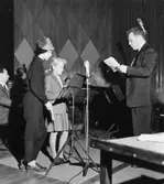 Slösa = Monika Weinzierl (t.v.) Spara = Lena Reuterling T.h.
dirigenten Egon Kjerrman.